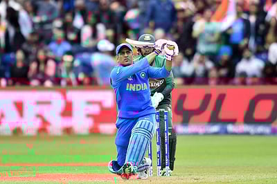 வங்கதேச அணி பீல்டிங்கைச் சரிசெய்த தோனி! பயிற்சி ஆட்டத்தில் ஒரு சுவாரசியம்! (விடியோ)