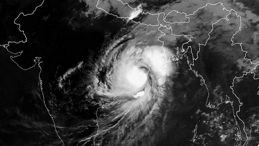 ஒடிஸாவில் கரையைக் கடந்தது ஃபானி புயல்: மேற்கு வங்கத்தை நோக்கி நகர்கிறது! (விடியோ)