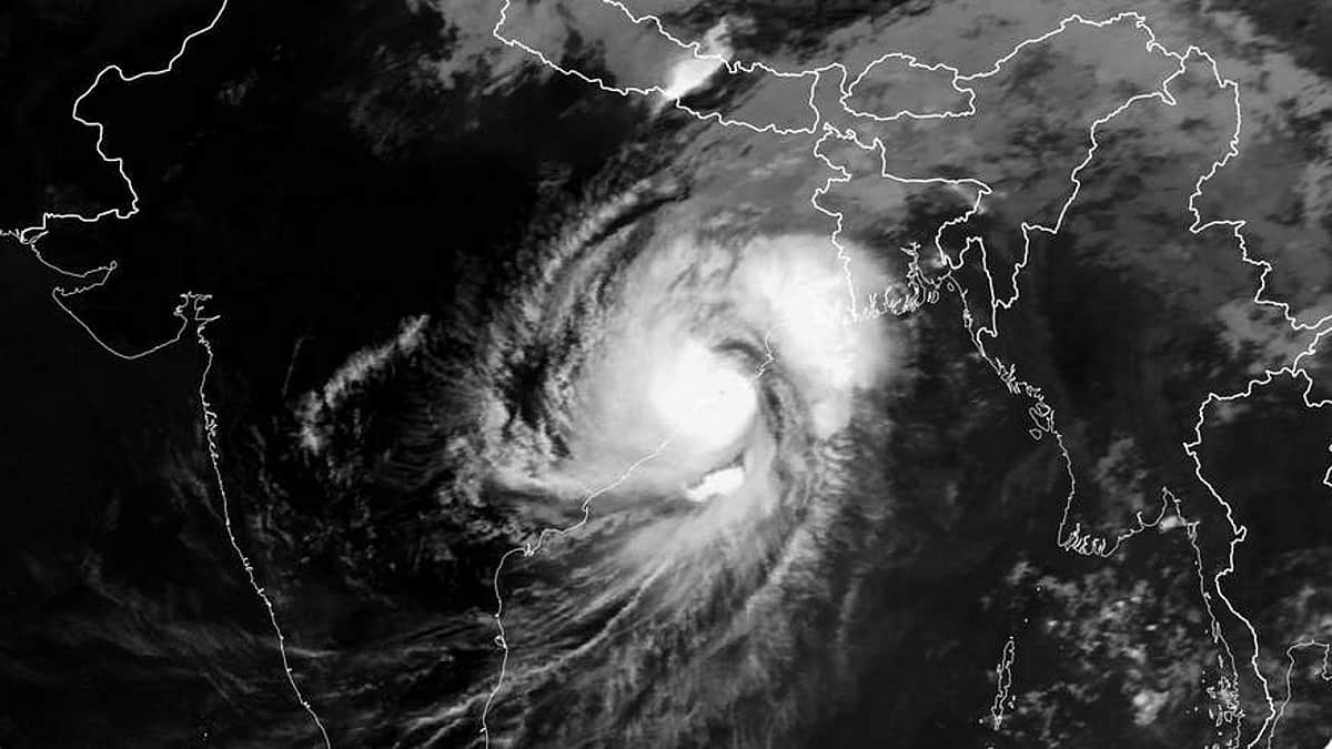 ஒடிஸாவில் கரையைக் கடந்தது ஃபானி புயல்: மேற்கு வங்கத்தை நோக்கி நகர்கிறது! (விடியோ)
