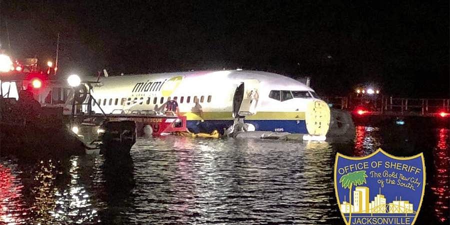 அமெரிக்காவில் ஆற்றில் இறங்கிய போயிங் 737 விமானம்