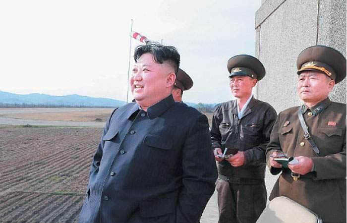 வடகொரியா நீண்ட தூரம் சென்று தாக்கும் ஏவுகணைகளை இயக்கி போர் ஒத்திகை