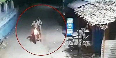 மது அருந்துவதற்காக நீர்ப்பந்தல் டம்ளர்களைத் திருடிய காவலர்கள்: வைரல் விடியோ  