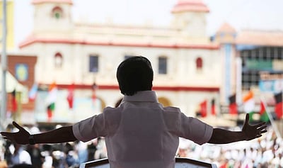 பிங்க் நிற டி-ஷர்ட், போகுமிடமெல்லாம் செல்ஃபி: அரசியல் பாதையில் இது புது ரூட்