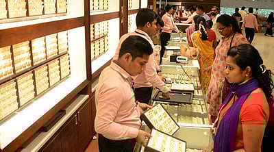 அட்சய திருதியை முன்னிட்டு தங்கம் வாங்க குவிந்த மக்கள்