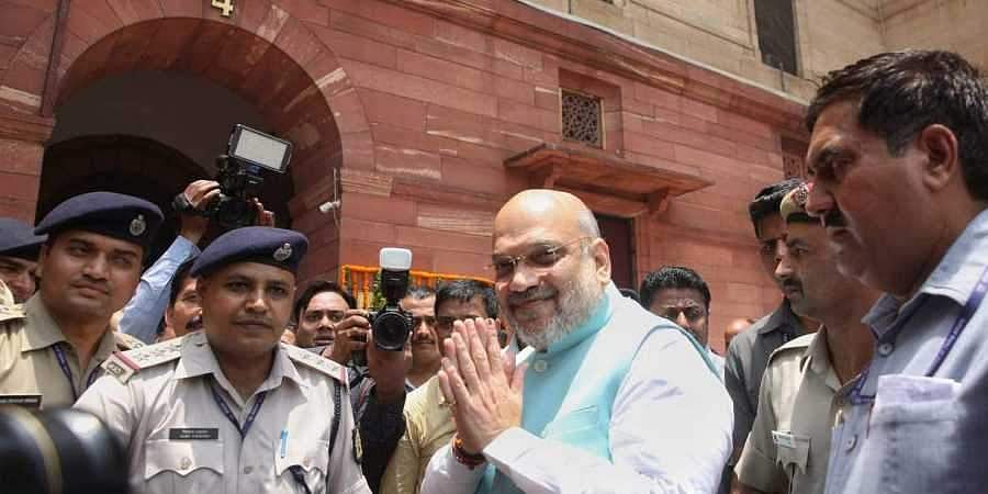 மத்திய உள்துறை அமைச்சராக பொறுப்பேற்றுக் கொண்டார் அமித் ஷா: அதிகாரிகளுடன் ஆலோசனை