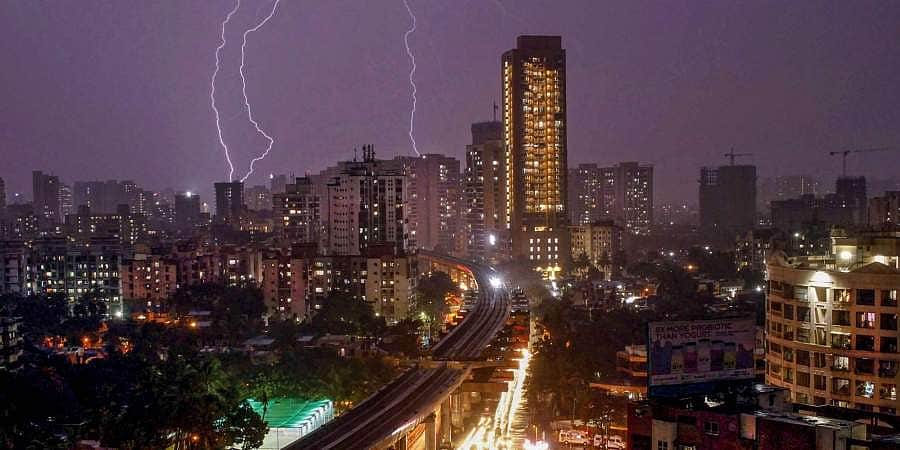 வாயு புயல்: பாதுகாப்பான இடத்துக்கு மக்களை கொண்டு செல்லும் பணியை துவக்கியது குஜராத் அரசு