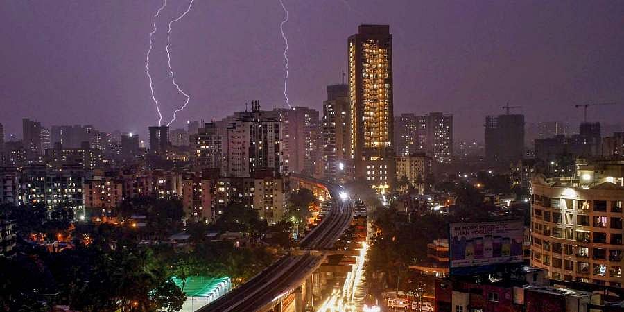 வாயு புயல்: பாதுகாப்பான இடத்துக்கு மக்களை கொண்டு செல்லும் பணியை துவக்கியது குஜராத் அரசு