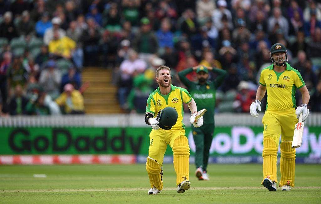 பாகிஸ்தான் அணியின் பந்துவீச்சைத் திணறடித்த ஆஸ்திரேலியா: வார்னர் அபார சதம்!