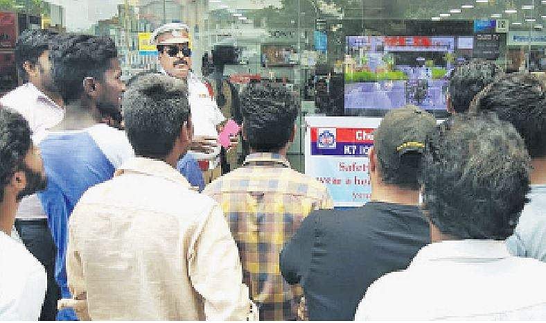 தலைக்கவசம் அணியாத இரு சக்கர வாகன ஓட்டிகள்: மூன்றரை ஆண்டுகளில் 17 லட்சம் வழக்குகள் பதிவு