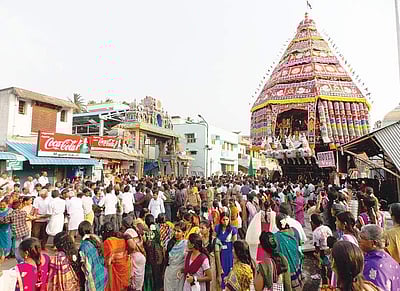 நள்ளாறு தியாகேசா பக்தி முழக்கத்துடன் திருநள்ளாறில் தேரோட்டம்: திரளான பக்தர்கள் பங்கேற்பு