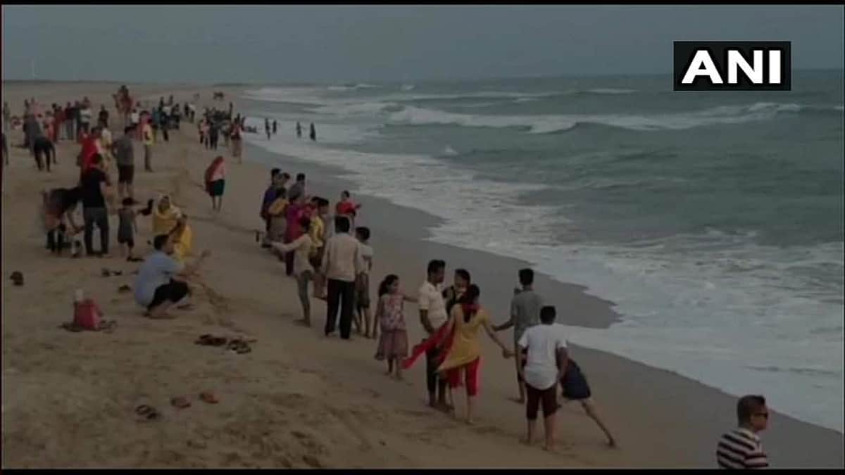 குஜராத்தில் நாளை கரையைக் கடக்கிறது வாயு புயல்: சுற்றுலாப் பயணிகளுக்கு எச்சரிக்கை!