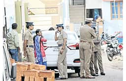காரைக்குடி மாநகராட்சி அலுவலகத்தில் ஊழல் தடுப்பு, கண்காணிப்பு போலீஸார் சோதனை