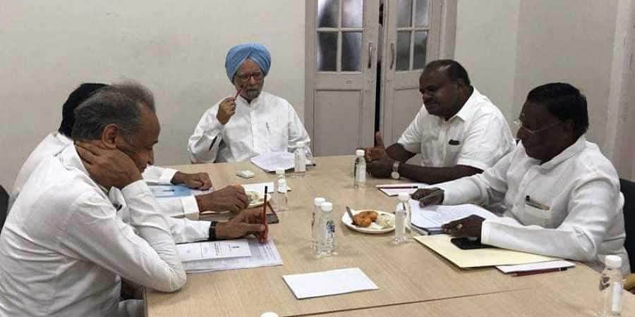 நிதி ஆயோக்: காங்கிரஸ் ஆளும் மாநில முதல்வர்களுடன் மன்மோகன் சிங் சந்திப்பு