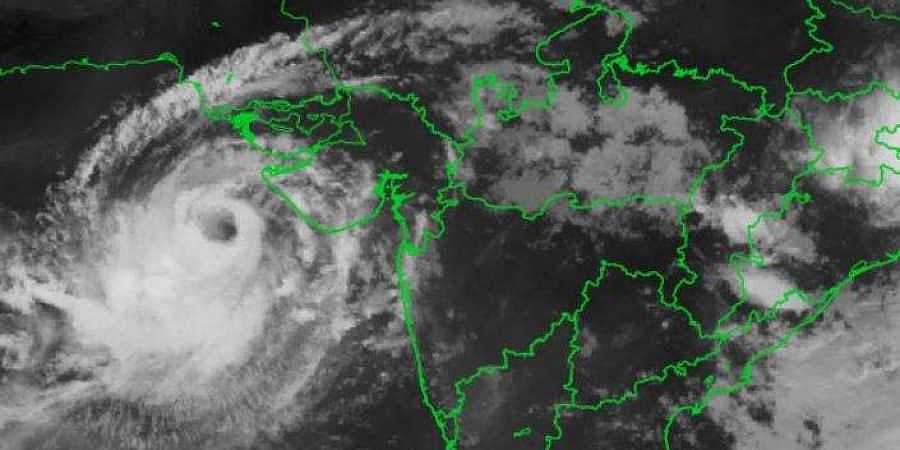 'வாயு' அல்ல சரியான வாலு புயல்: மீண்டும் குஜராத்தை குறிவைத்து யு டர்ன் அடித்தது!