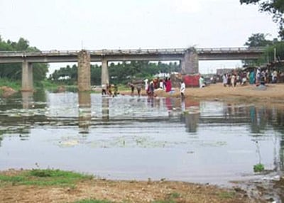 பழனி  சண்முக நதிக்கு ஆரத்தி எடுத்து சிறப்பு வழிபாடு