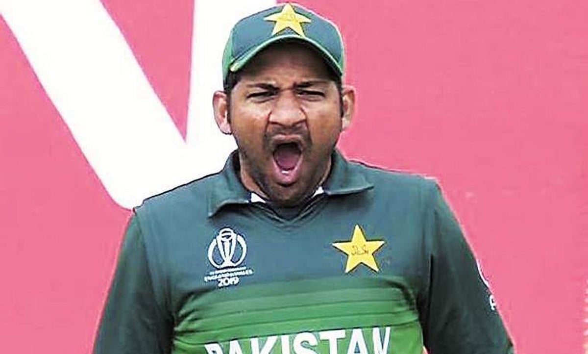 ஆட்டத்தின் போது கொட்டாவி விட்ட சர்ஃபராஸ்: கடுப்பான பாகிஸ்தான் அமைச்சர்