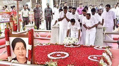 ஜெயலலிதா நினைவிடத்தில் முதல்வர் ஆய்வு