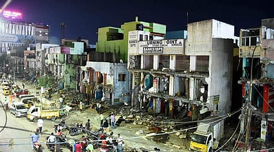 வேளச்சேரியில் ஆக்கிரமிப்பு கட்டடங்கள் அகற்றம்