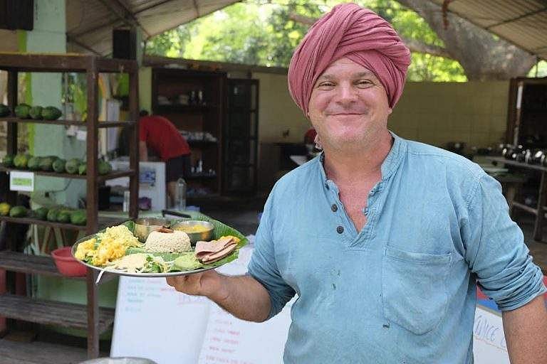 ‘அந்தக் காய்கறி இங்க வளர மாட்டான், தூரம்ல இருந்து வரான்’ - தமிழ் பேசி அசத்தும் வெள்ளைக்கார இயற்கை விவசாயி!