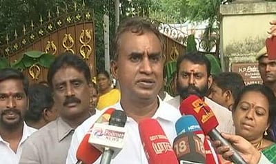 3 மாதங்களில் மழை நீர் சேகரிப்பை நிறுவாவிட்டால் நோட்டீஸ்: அமைச்சர் எஸ்.பி. வேலுமணி