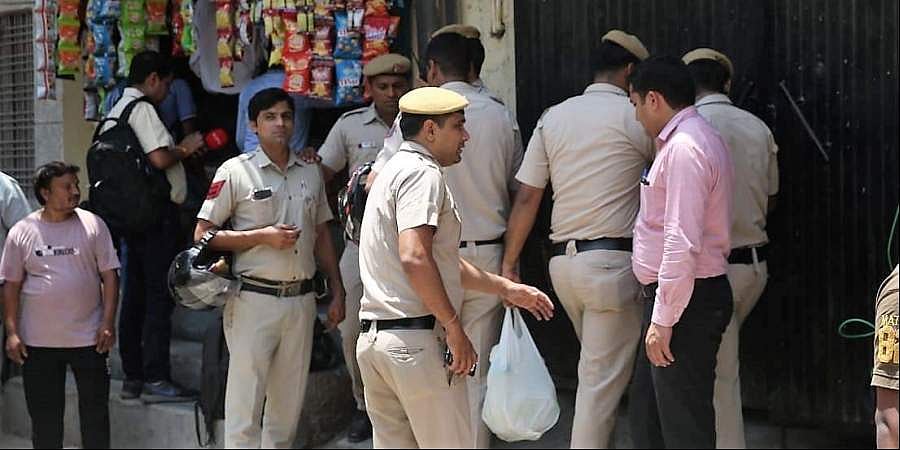 தில்லியில் மனைவி, பச்சிளம் குழந்தை உட்பட 4 பேரை கழுத்தறுத்துக் கொன்றவர் கைது