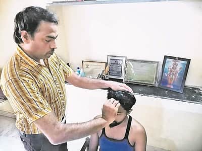 ஆயுர்வேதம், வர்மம், யோகா மூன்றையுமே பரிந்துரைக்கும் மருத்துவர் இவர்!
