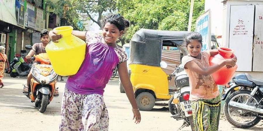 சென்னையில் இன்று: தண்ணீர் இல்லாததால் ஒரு நாள்விட்டு ஒரு நாள் பள்ளி செல்லும் சிறார்கள்