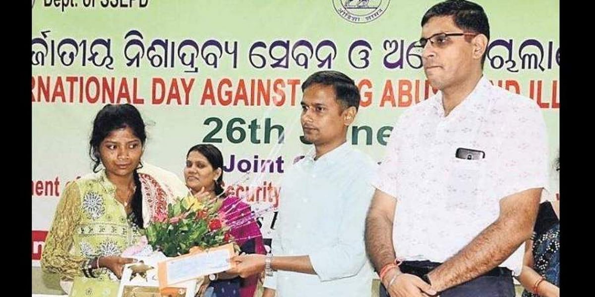 தள்ளாடி வந்த மணமகன்: திருமணத்தை நிறுத்திய பழங்குடியினப் பெண்ணுக்குக் குவியும் பாராட்டுகள்