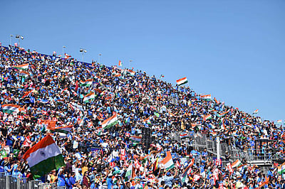 மான்சஸ்டரின் நீலக் கடல்: 'பிரமாண்ட' செல்ஃபி எடுத்த விராட் கோலி