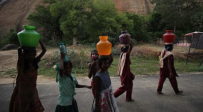தண்ணீர் சுமக்கும் பள்ளி மாணவிகள்