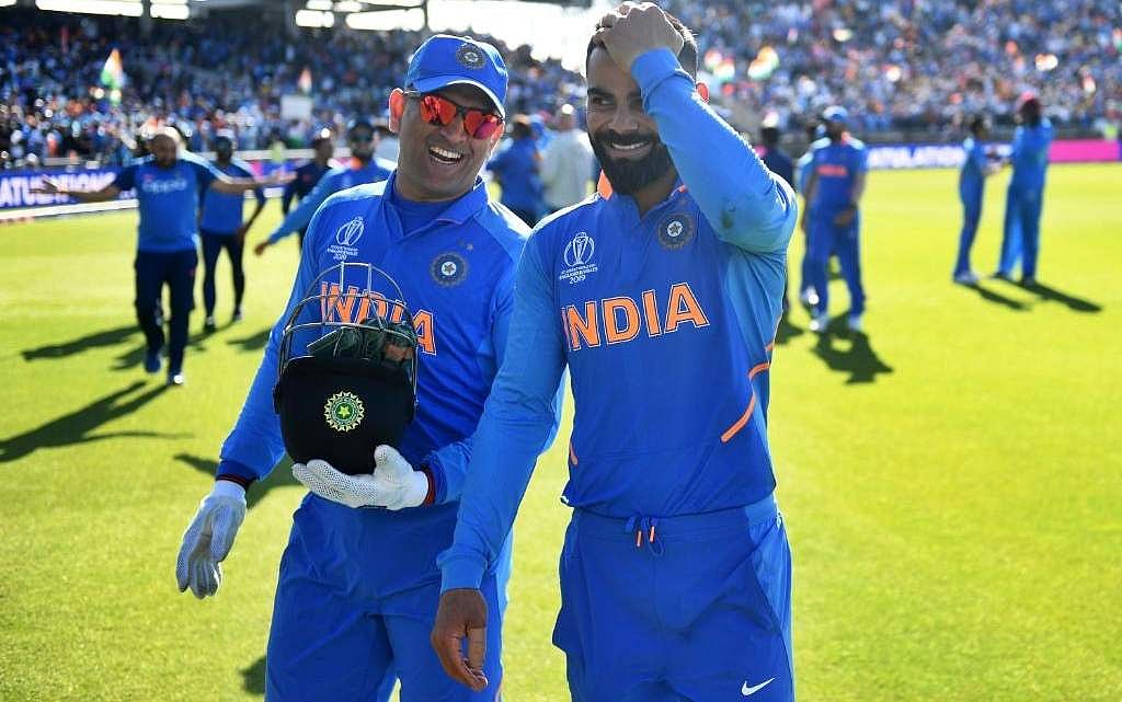 கிரிக்கெட்டின் லெஜண்ட் தோனி: கைகொடுத்த கேப்டன் கோலி