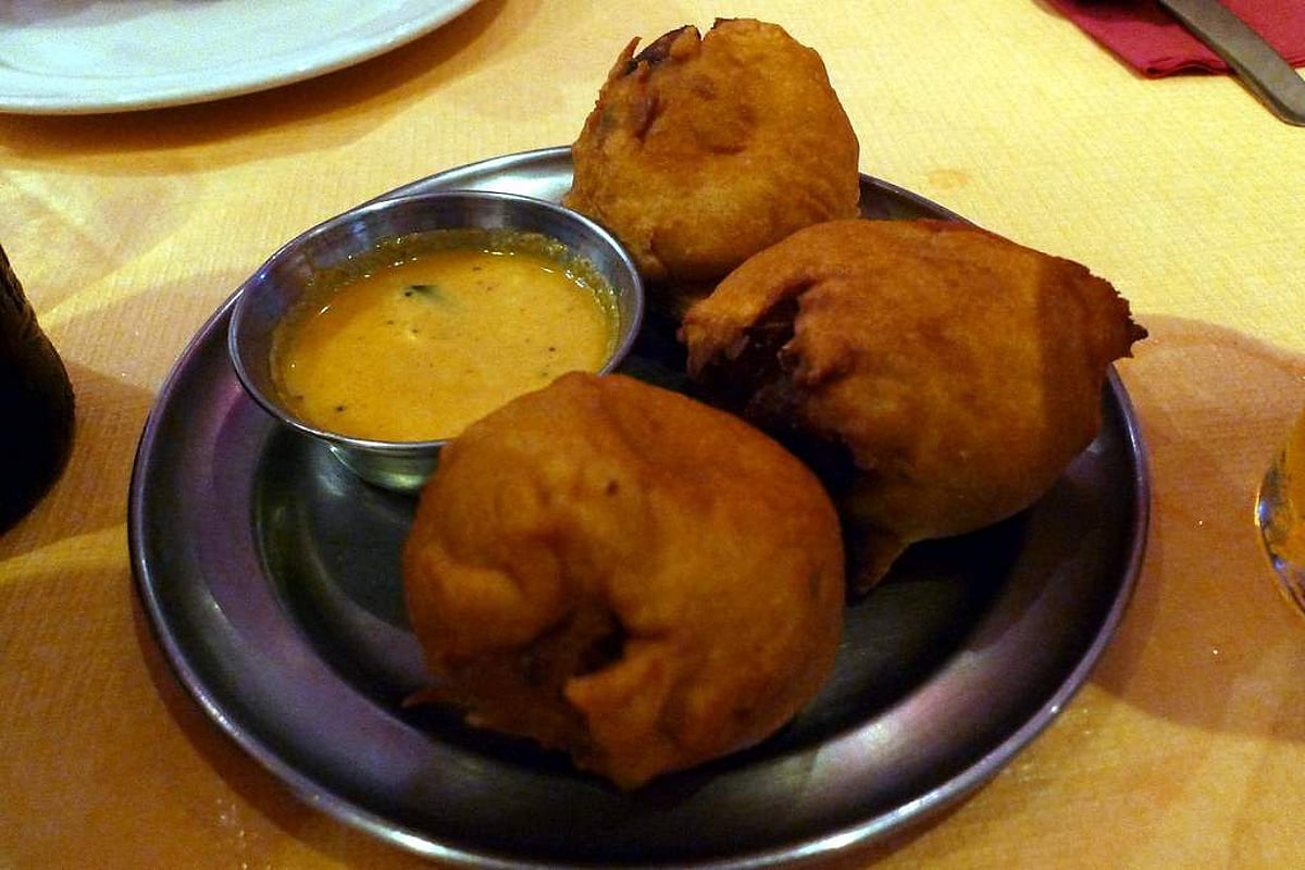 15.கிறுகிறுக்க வைக்கும் ரசத்தில் ஊறிய போண்டாக்களின் சுவை