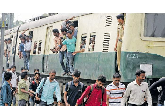 ரயில் படிக்கட்டுகளில் தொங்கியபடி பயணம் 28 மாதங்களில் 17,934 பேர் மீது வழக்கு: ரூ.57.71 லட்சம் அபராதம்