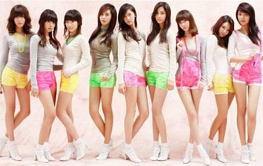 இரண்டுமே இளம்பெண்களின் ஆடை பற்றிய விமர்சனம் தான், ஆனால், இறுதியில் யாருடைய அணுகுமுறைக்கு வெற்றி?