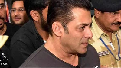 ரசிகரின் கன்னத்தில் அறைந்தாரா சல்மான் கான்! வைரலான விடியோ பதிவு!