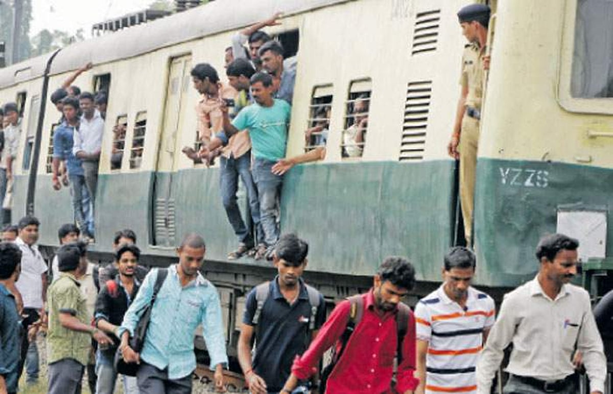 ரயில் படிக்கட்டுகளில் தொங்கியபடி பயணம் 28 மாதங்களில் 17,934 பேர் மீது வழக்கு