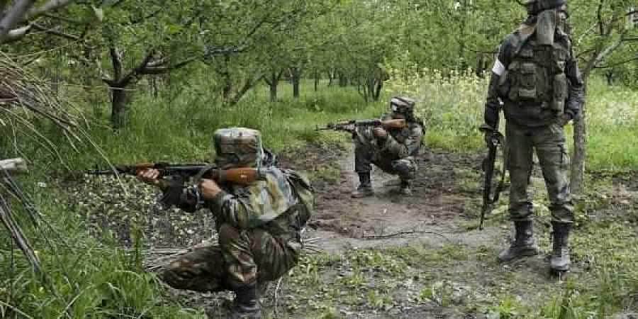 புல்வாமாவில் பாதுகாப்புப் படையினர் துப்பாக்கிச் சூடு: 4 பயங்கரவாதிகள் சுட்டுக் கொலை