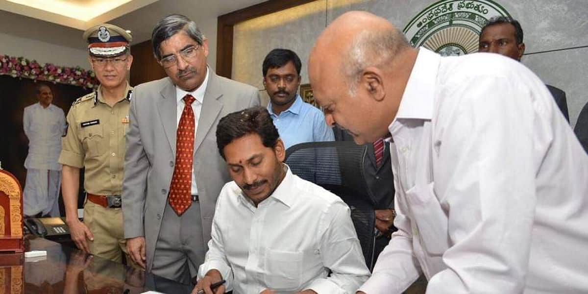 25 அமைச்சர்களுடன் ஆந்திர முதல்வராக பொறுப்பேற்றுக் கொண்டார் ஜெகன் மோகன்