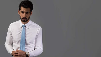 வெள்ளைச் சட்டையில் சின்ன கறை கூட படியாமல் பார்த்துக் கொள்வது எப்படி?