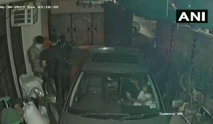 துப்பாக்கி முனையில் கொள்ளைச் சம்பவம்: தில்லியில் கதிகலங்க வைக்கும் சிசிடிவி காட்சி வெளியீடு