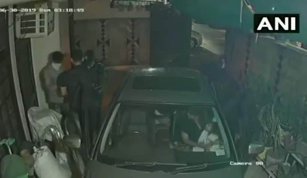 துப்பாக்கி முனையில் கொள்ளைச் சம்பவம்: தில்லியில் கதிகலங்க வைக்கும் சிசிடிவி காட்சி வெளியீடு