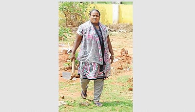 மயான வேலையை மன தைரியத்துடன் மேற்கொள்ளும் பெண் இவர்!