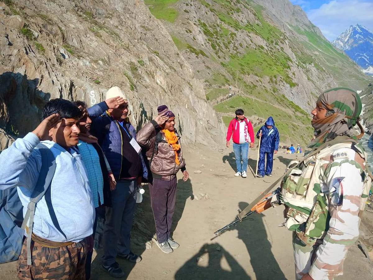 எல்லைப் பாதுகாப்புப் படையினருக்கு மரியாதை செலுத்திய அமர்நாத் பக்தர்கள்