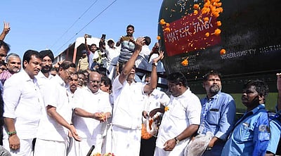 குடிநீர் விநியோக பணியை தொடங்கி வைத்த அமைச்சர்கள் 