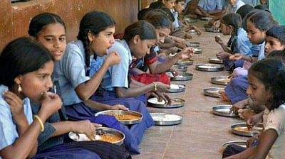 தரமற்ற மதிய உணவால் மூன்று ஆண்டுகளில் 900 குழந்தைகள் நோய்வாய்ப்பட்டார்கள், இறப்பு எண்ணிக்கை ‘0’: மனித வள மேம்பாட்டுத்துறை!