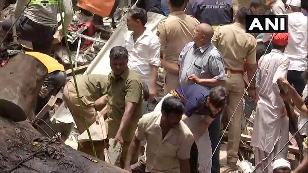 மும்பை டோங்கிரியில் 4 மாடிக் கட்டடம் இடிந்து விழுந்தது: 40 பேர் சிக்கியிருக்கலாம் என தகவல்