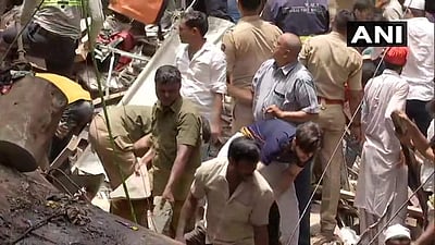 மும்பை டோங்கிரியில் 4 மாடிக் கட்டடம் இடிந்து விழுந்தது: 40 பேர் சிக்கியிருக்கலாம் என தகவல்