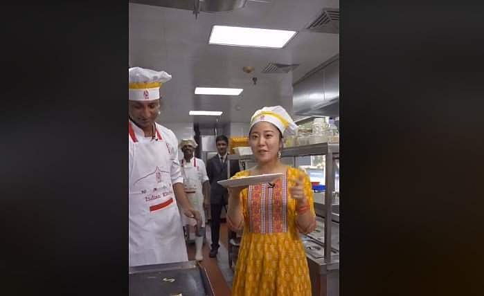 அட, இந்த சைனாக்காரப் பொண்ணு எவ்வளவு அழகா தமிழில் தோசை சுட்டுப் போடுது பாருங்க! அழகு!