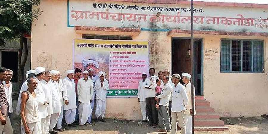 கடும் வறட்சியால் அதிருப்தி அடைந்த விவசாயிகள் செய்த விநோத விளம்பரம்