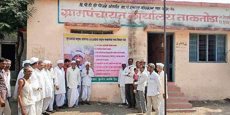 கடும் வறட்சியால் அதிருப்தி அடைந்த விவசாயிகள் செய்த விநோத விளம்பரம்